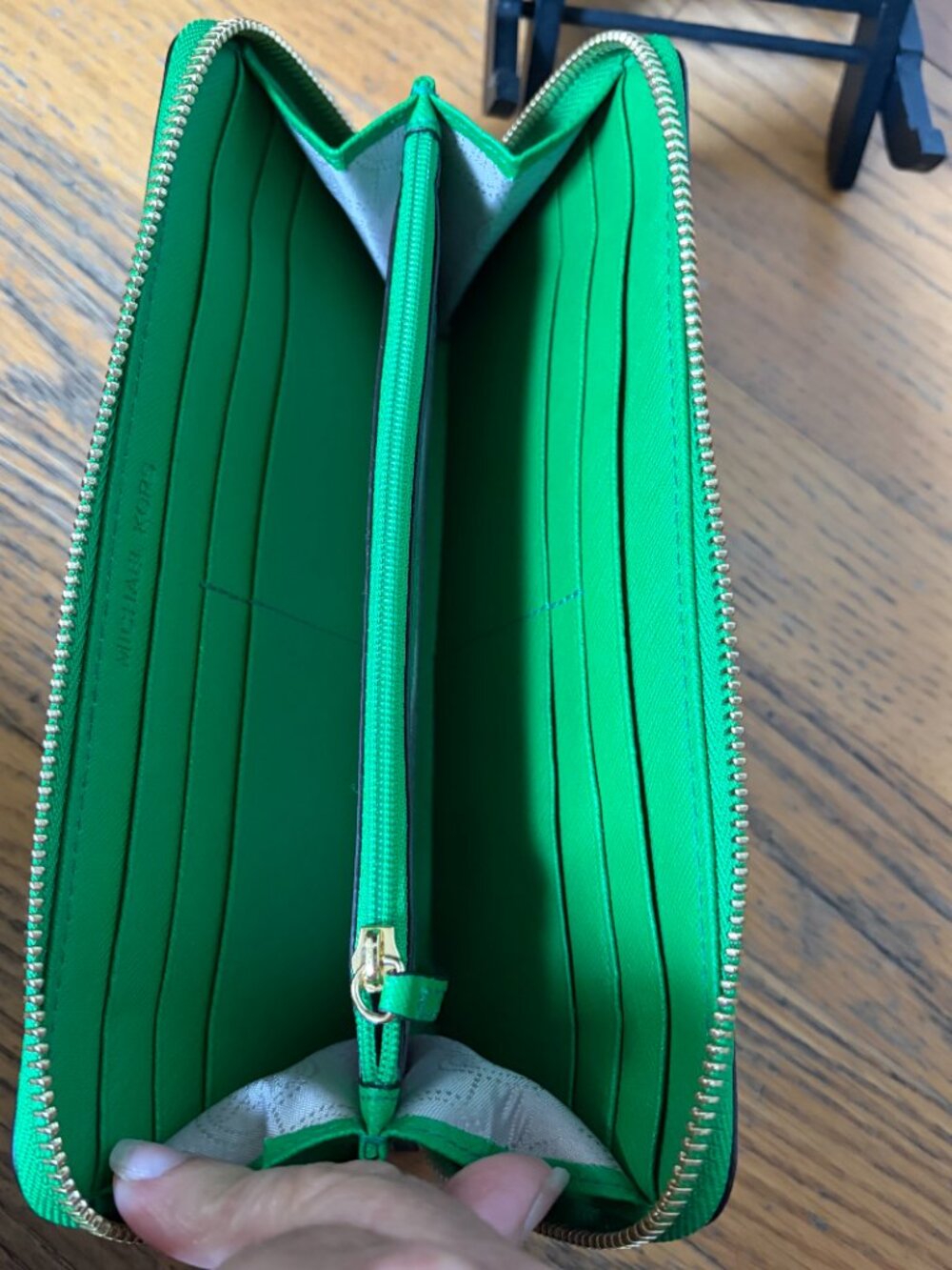 Michael Kors Jet Set Continental Wallet in a textured green Saffiano leather - Picture 4 of 10